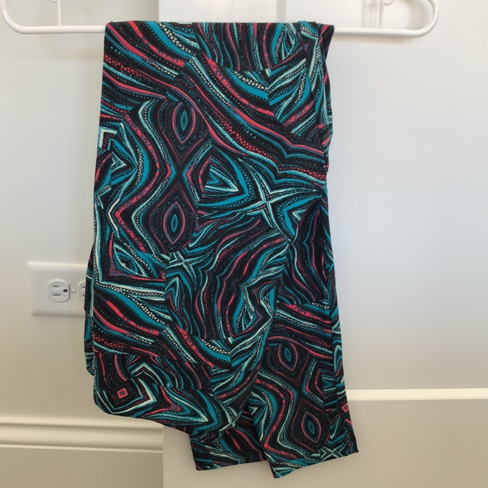LIKE NEW LuLaRoe Tall & Curvy Printed Leggings - Picture 7 of 7